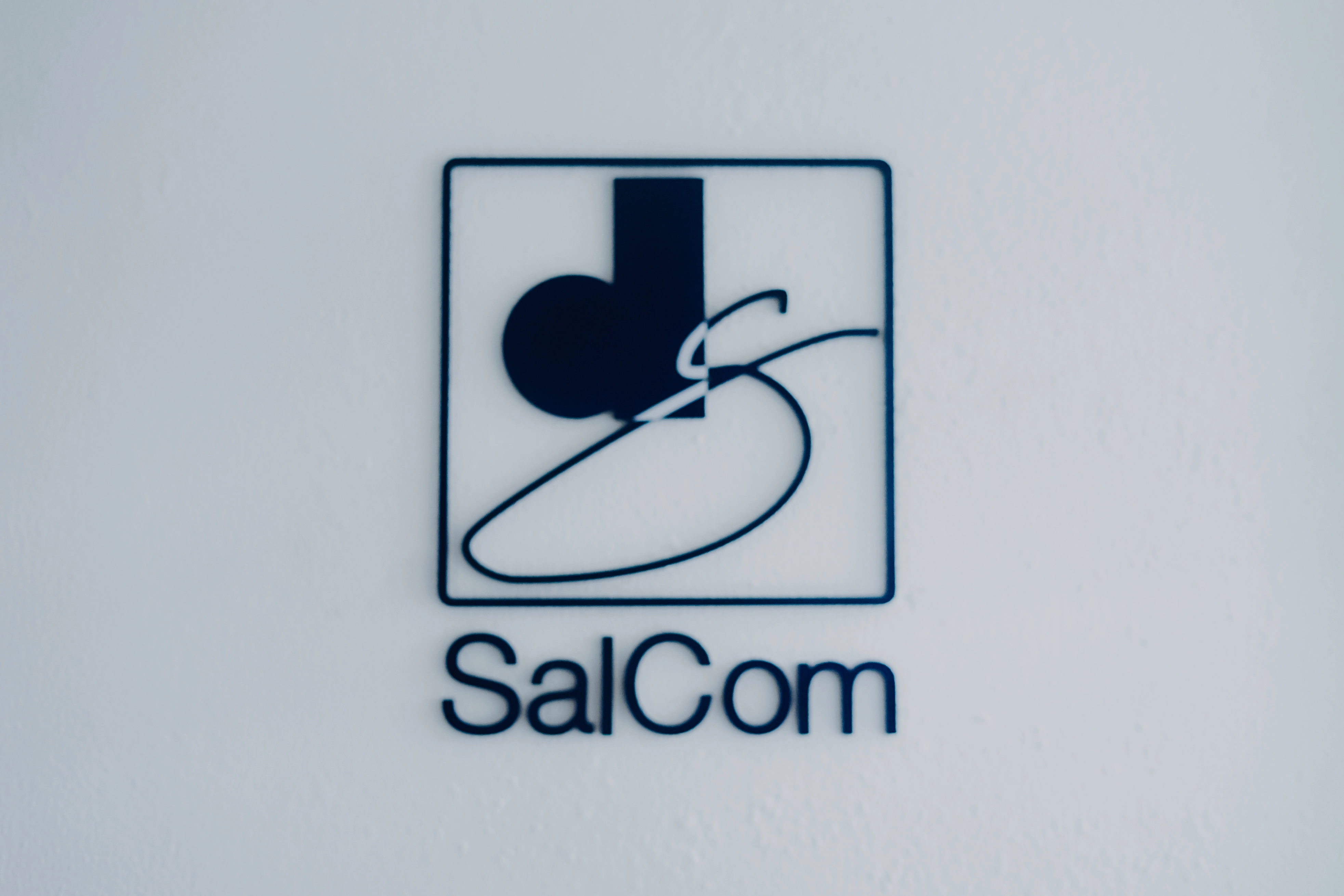 Imagen de un rotulo con el logo de Salcom